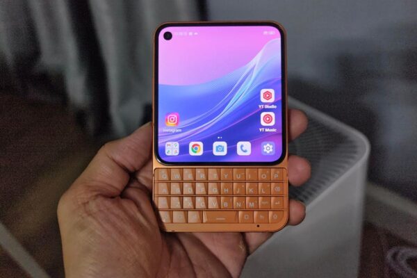 Unihertz Titan 2 Elite Is A Great-Looking Keyboard Phone